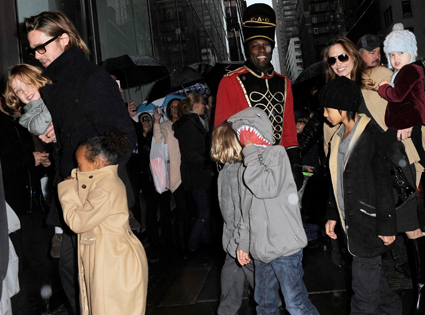 Brad Pitt, Angelina Jolie, Knox, Zahara, Pax, Shiloh, Maddox, Vivienne Brad Pitt, Angelina Jolie, Knox, Zahara, Pax, Shiloh, Maddox, Vivienne